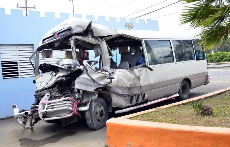 Al menos 17 heridos tras accidente de tránsito entre autobús y camión en Santiago