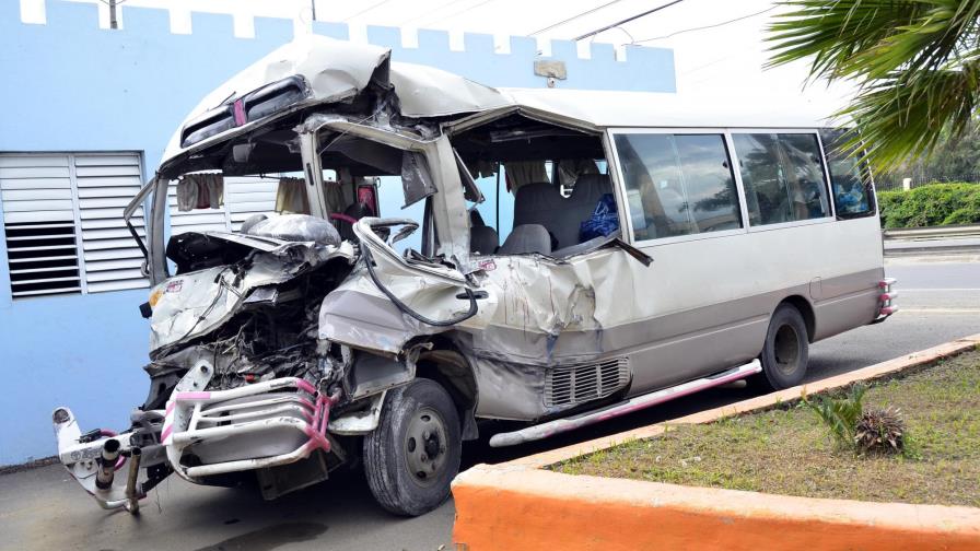 Al menos 17 heridos tras accidente de tránsito entre autobús y camión en Santiago
