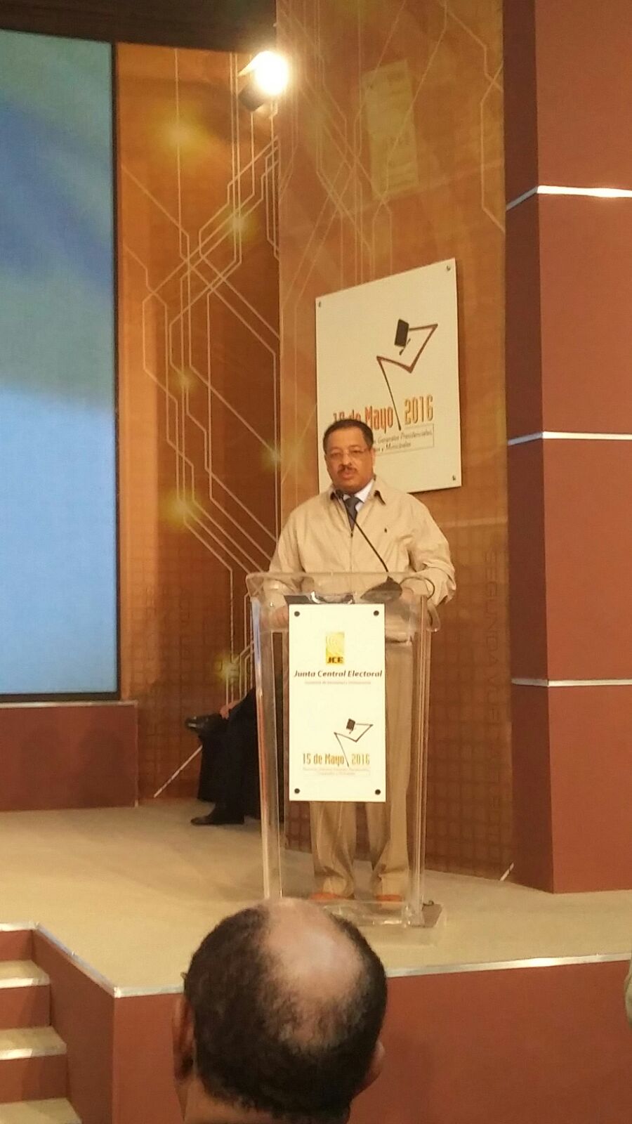 Presidente de la JCE, Roberto Rosario agardece a lso observadores internacionales.