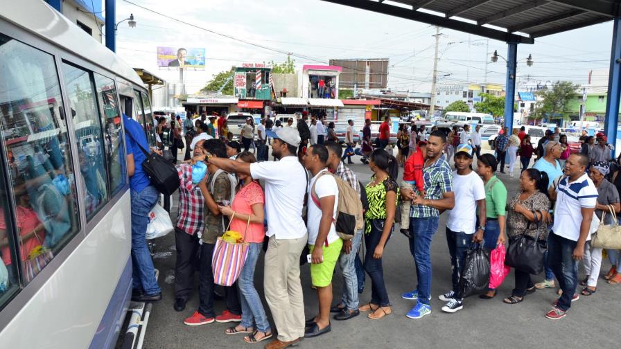 En Santiago abarrotan paradas de autobuses para ir a votar