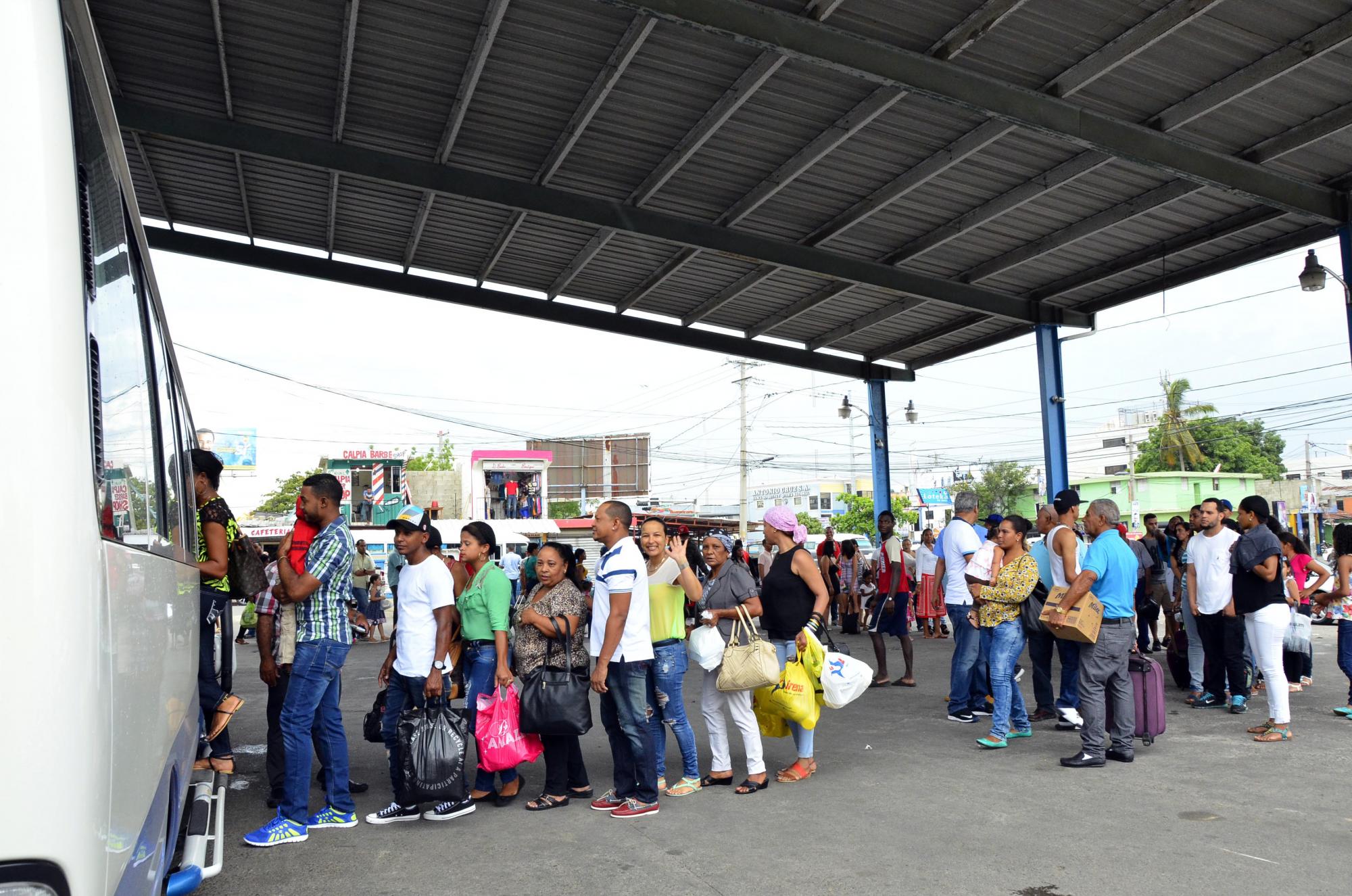 Paradas de autobuses abarrotadas de pasajeros 