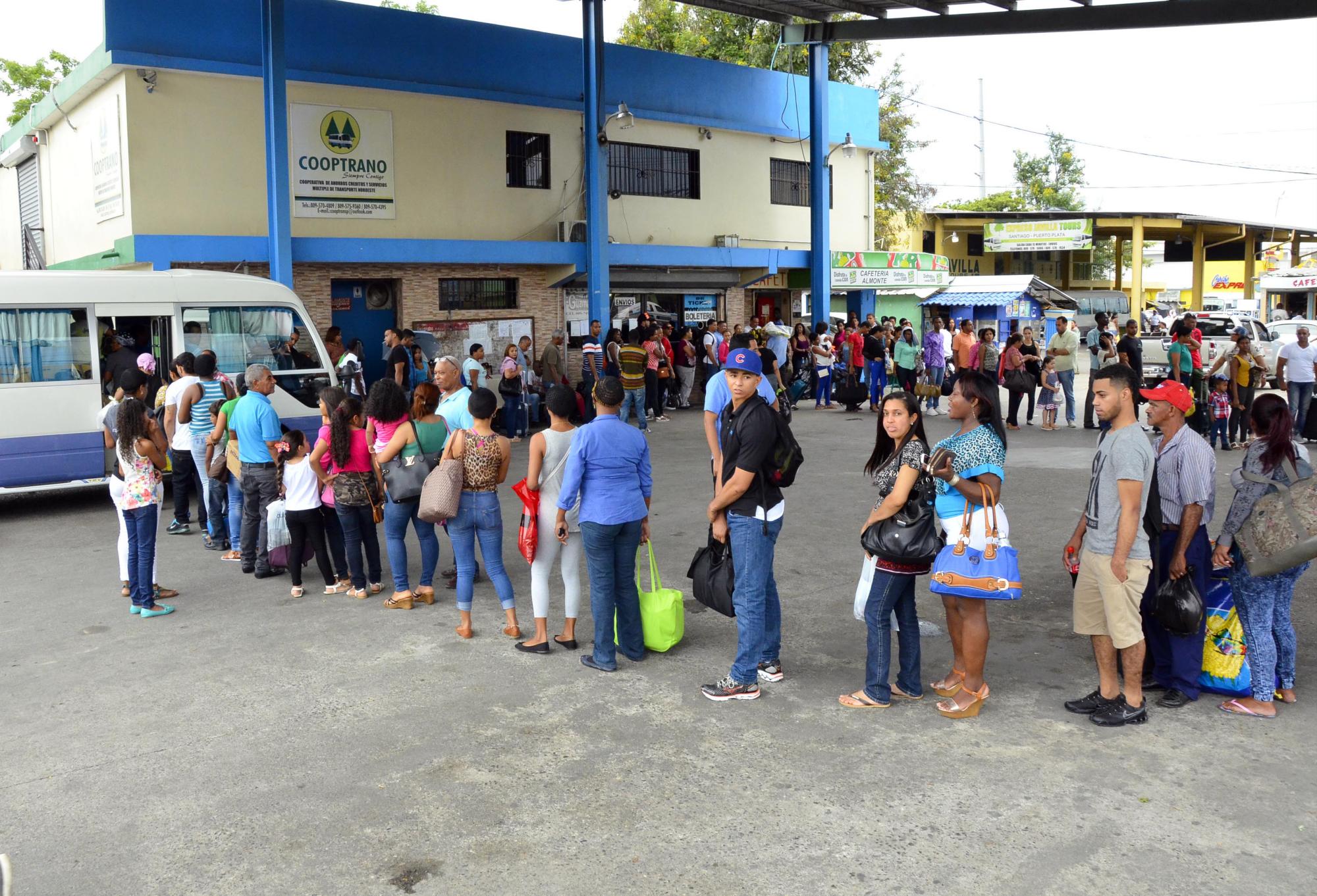 Paradas de autobuses abarrotadas de pasajeros 