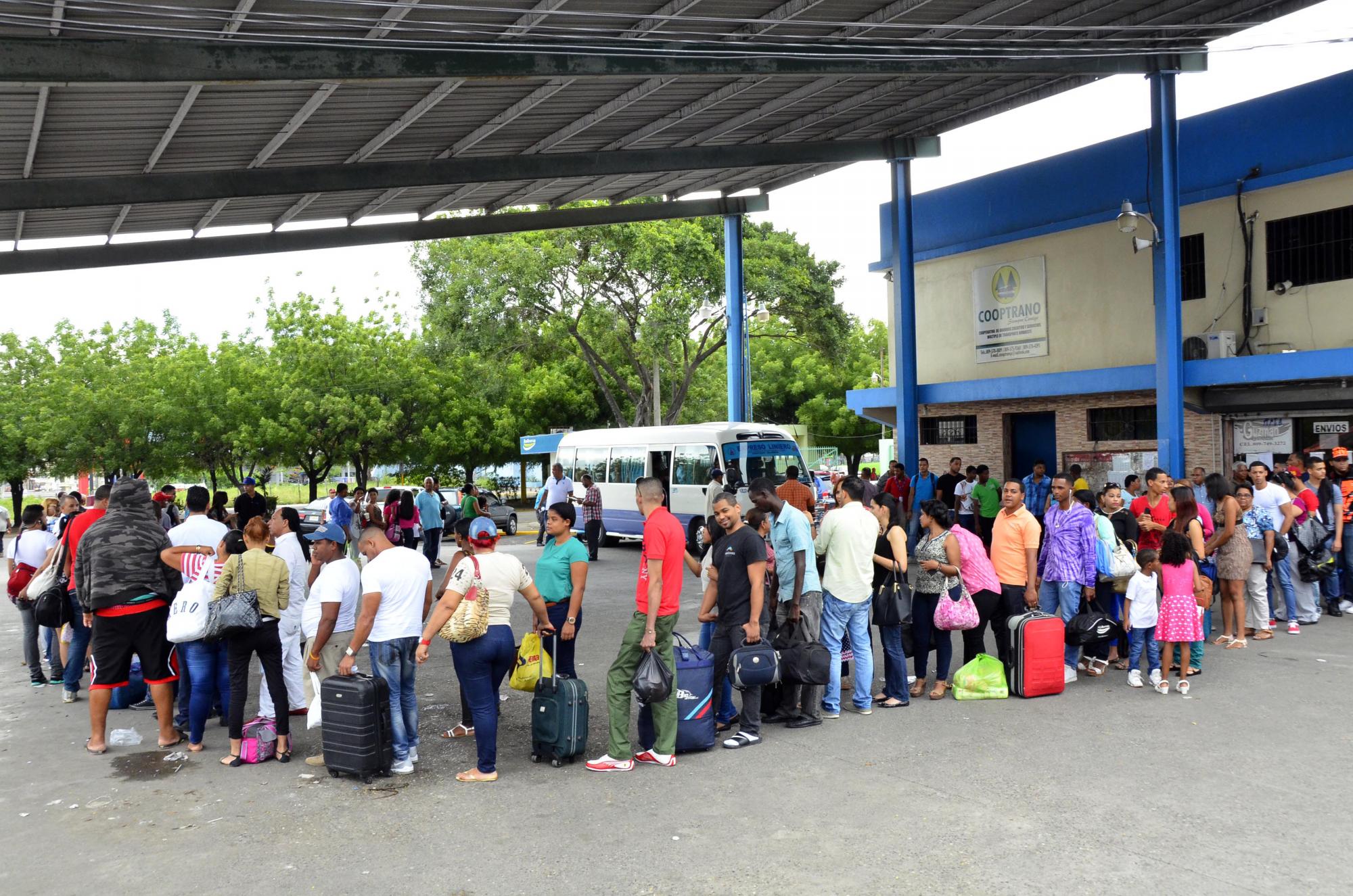 Paradas de autobuses abarrotadas de pasajeros 