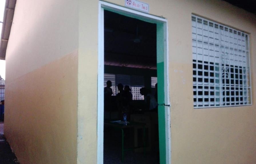 Falta de electricidad en colegios de Samaná y San Cristóbal afecta inicio votación
