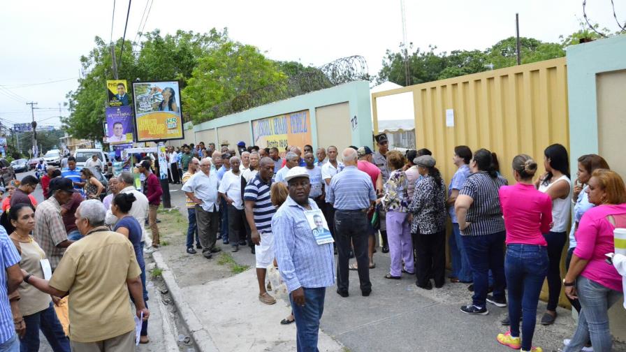 En la primera hora de votación se comienza a votar; pero pulula el retraso