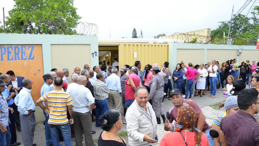 En algunos centros los retrasos en las votaciones se extendieron hasta después de las 8:00 de la mañana