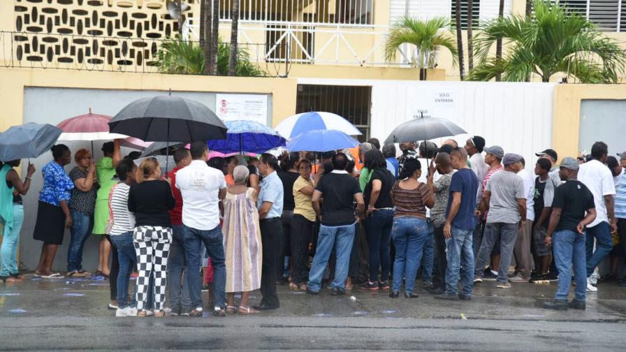 En el recinto San Vicente de Paul también hay retrasos para votar