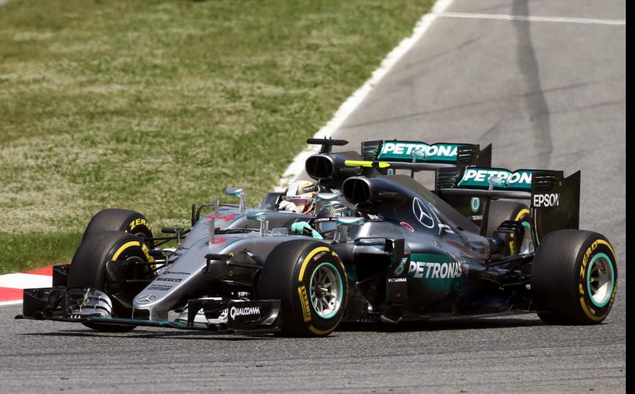 Hamilton y Rosberg abandonan el GP de España tras choque en primera vuelta de los dos Mercedes