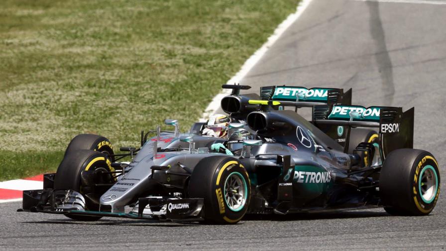 Hamilton y Rosberg abandonan el GP de España tras choque en primera vuelta de los dos Mercedes