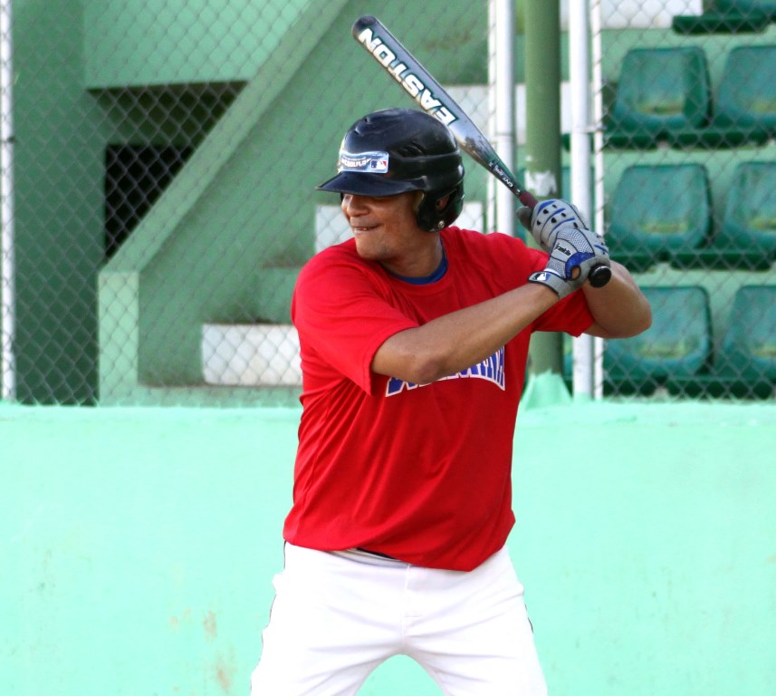 Sergio la Hoz Román, cuarto bate de la Selección Nacional de Softbol de la República Dominicana. Está entre los mejores bateadores del ranking mundial de la Federación Internacional de Softbol.