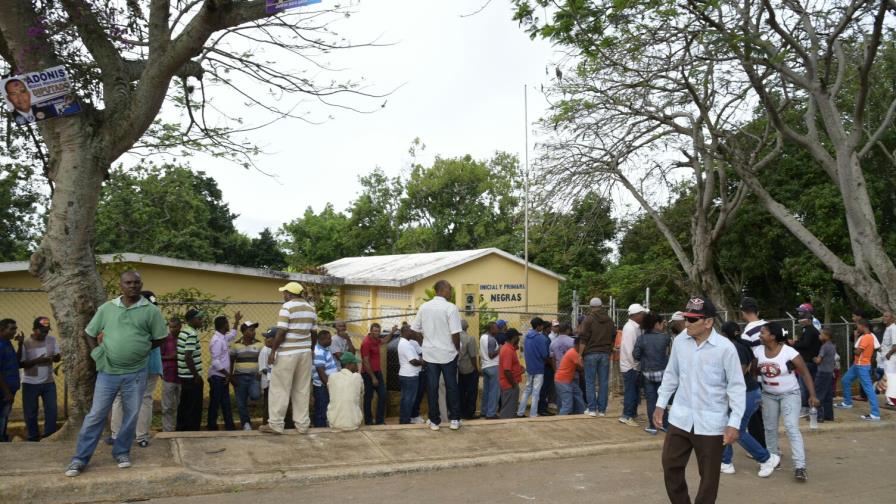 Comunidad de Aguas Negras inicia las votaciones a la luz de las linternas