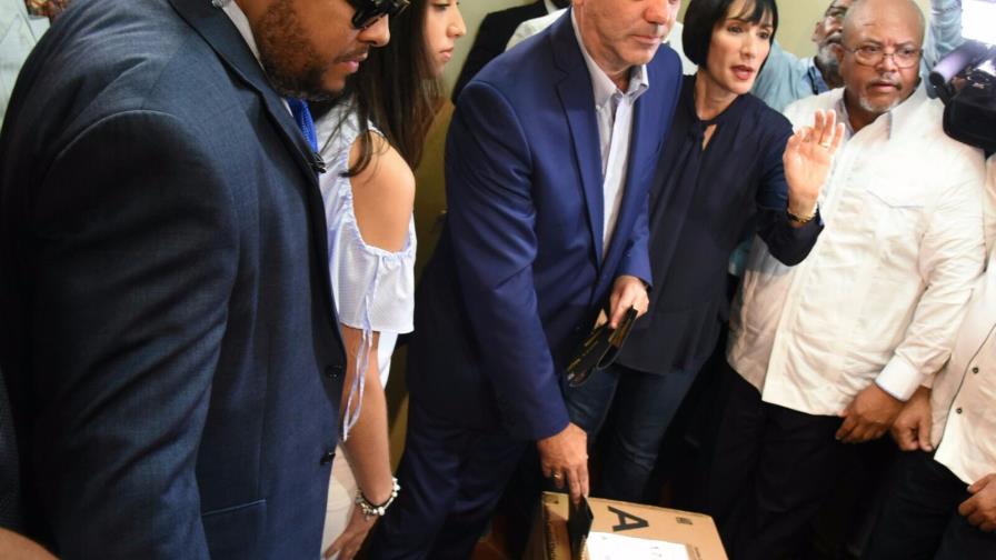 Abinader: “Presidente de la Junta debe aclarar renuncia de tres mil técnicos y presidentes de colegios”