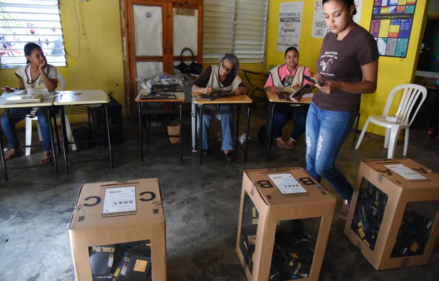 Votaciones se desarrollan con normalidad en Montecristi 