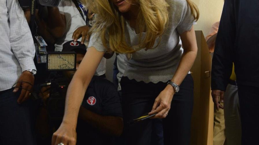 Carolina Mejía vota y reafirma la importancia del conteo manual