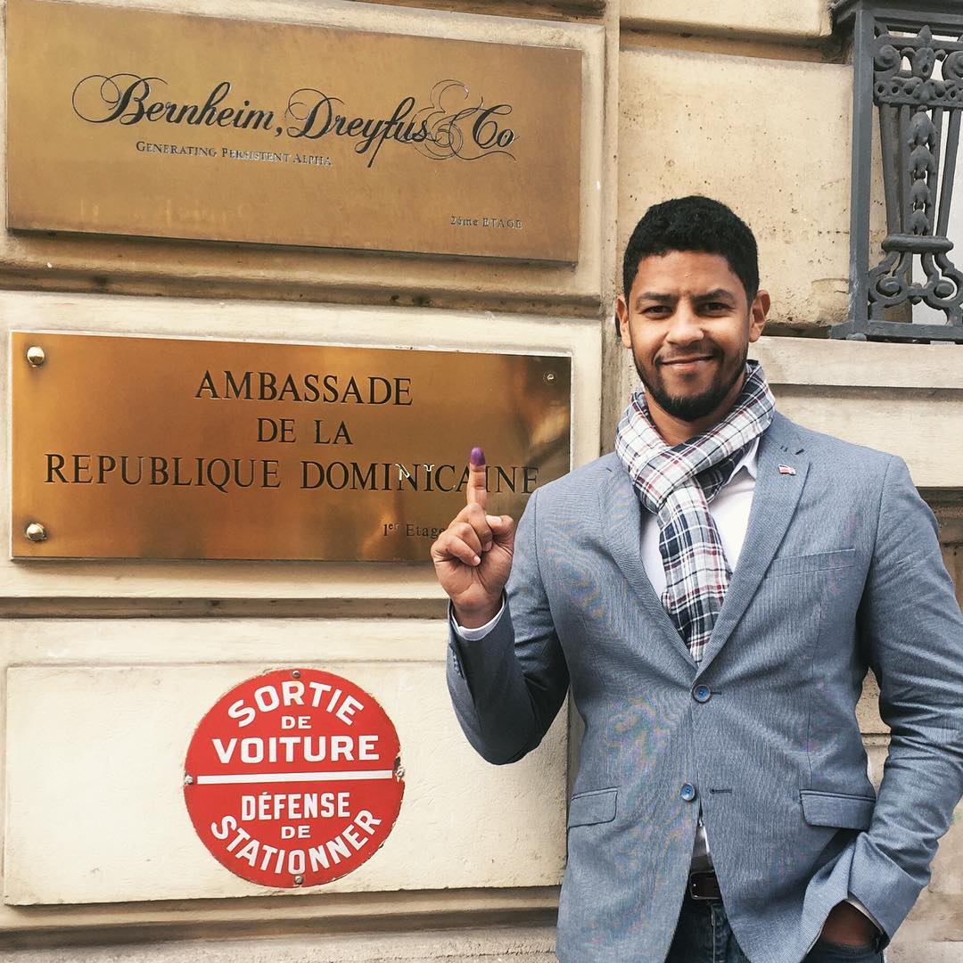 Actor y cantante Héctor Anibal 