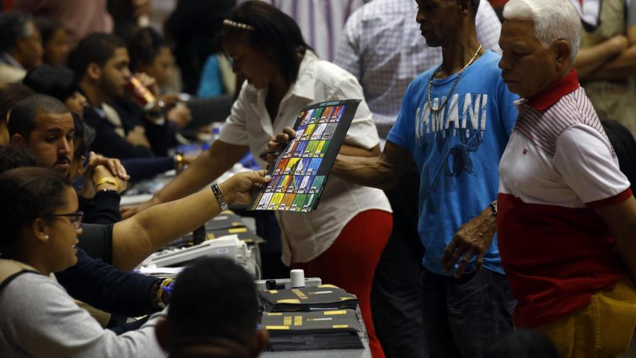 Miles de dominicanos residentes en Puerto Rico acuden a votar