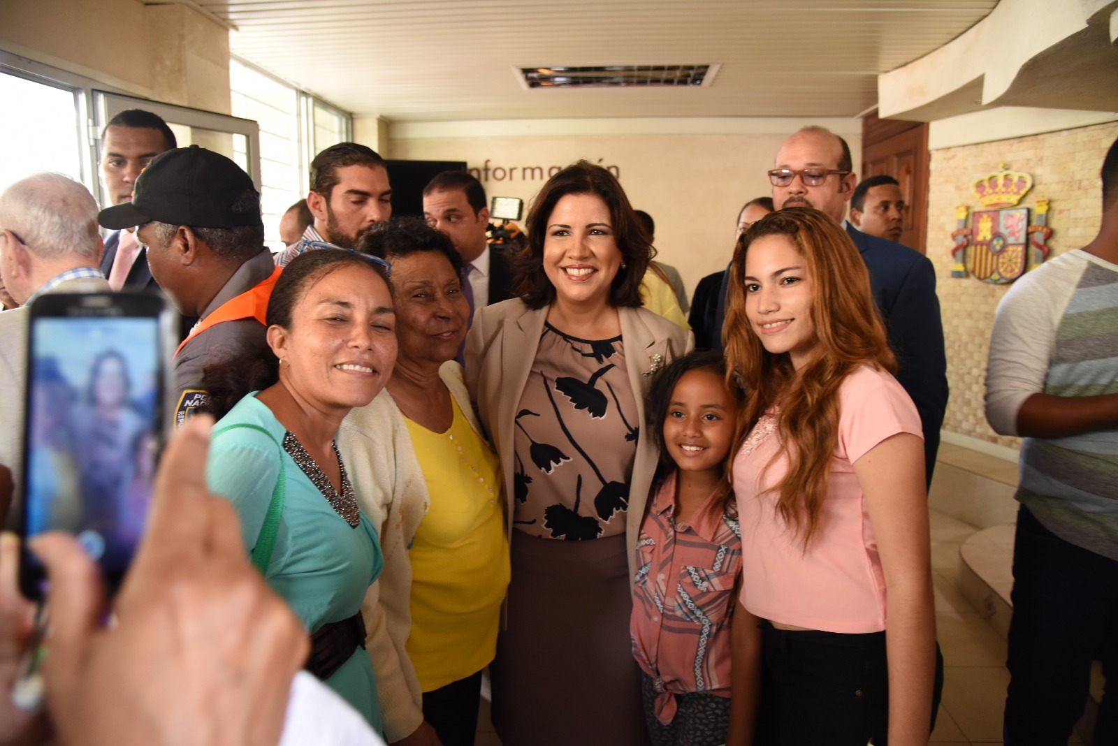 Margarita se fotografía con seguidores.