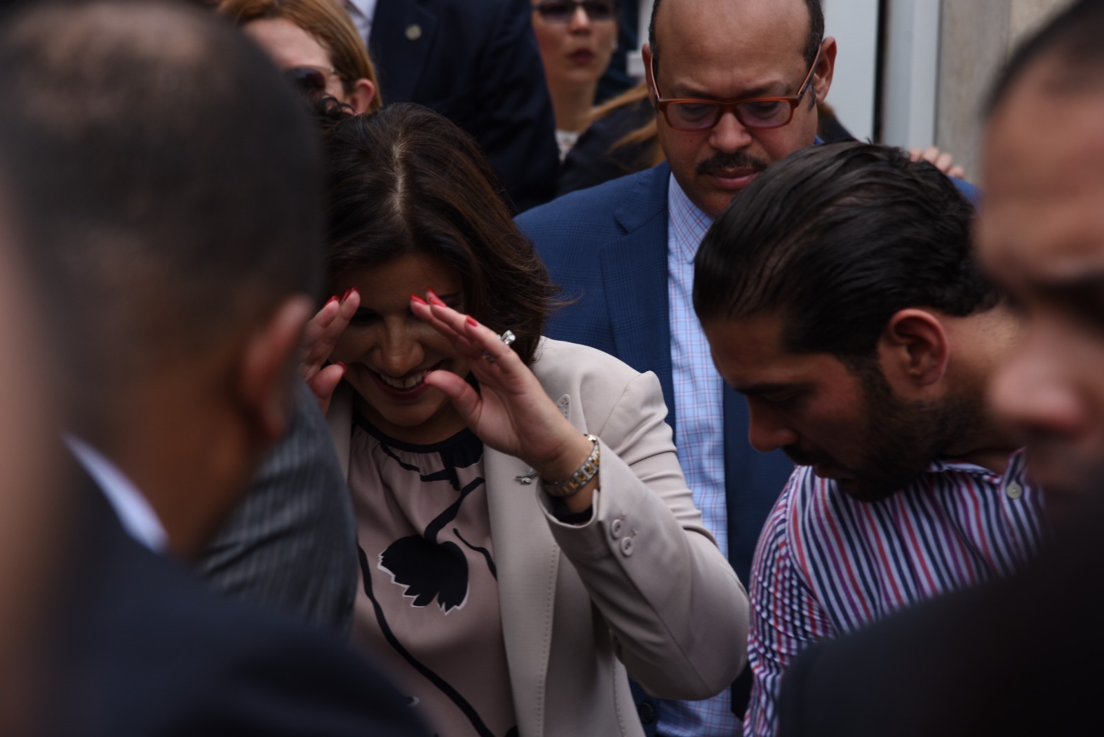 La vicepresidenta a su salida del recinto.