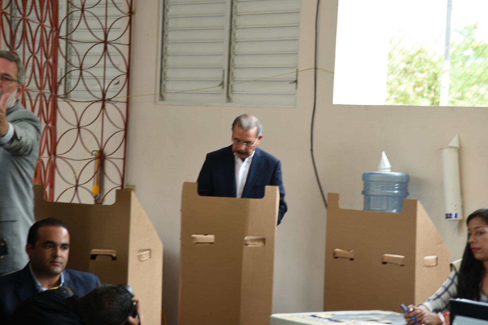 Danilo Medina echó el voto en el María Auxiliadora