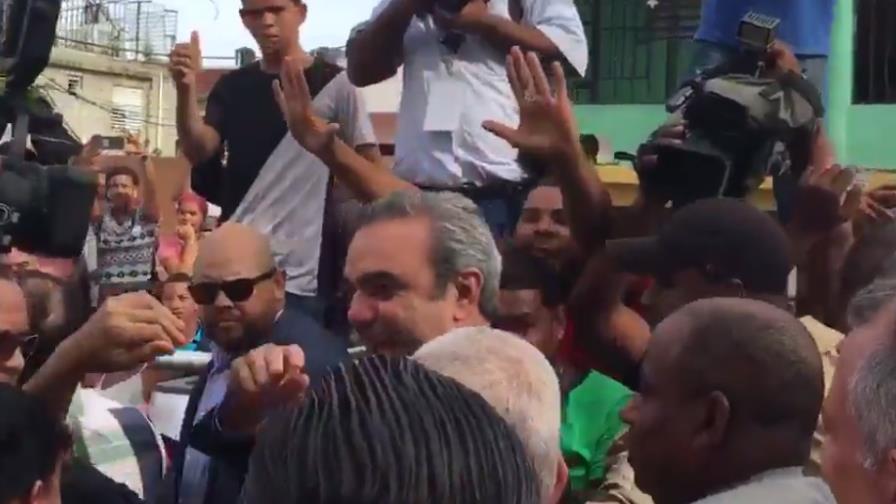 Luis Abinader visita colegio electoral en Cristo Rey