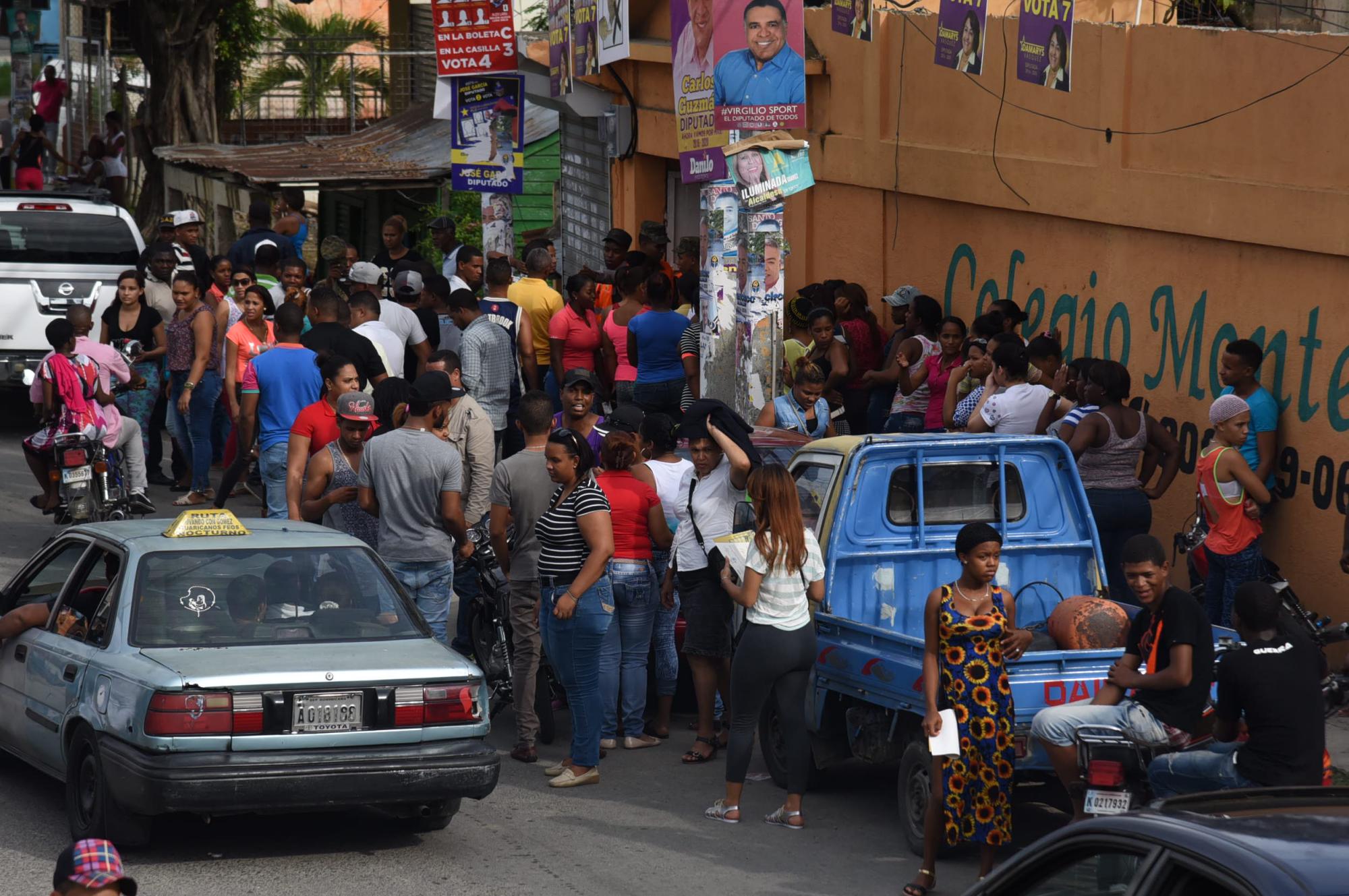  Las votaciones se desarrollaban con normalidad e en el Colegio Montesquieu, luego de disturbio 