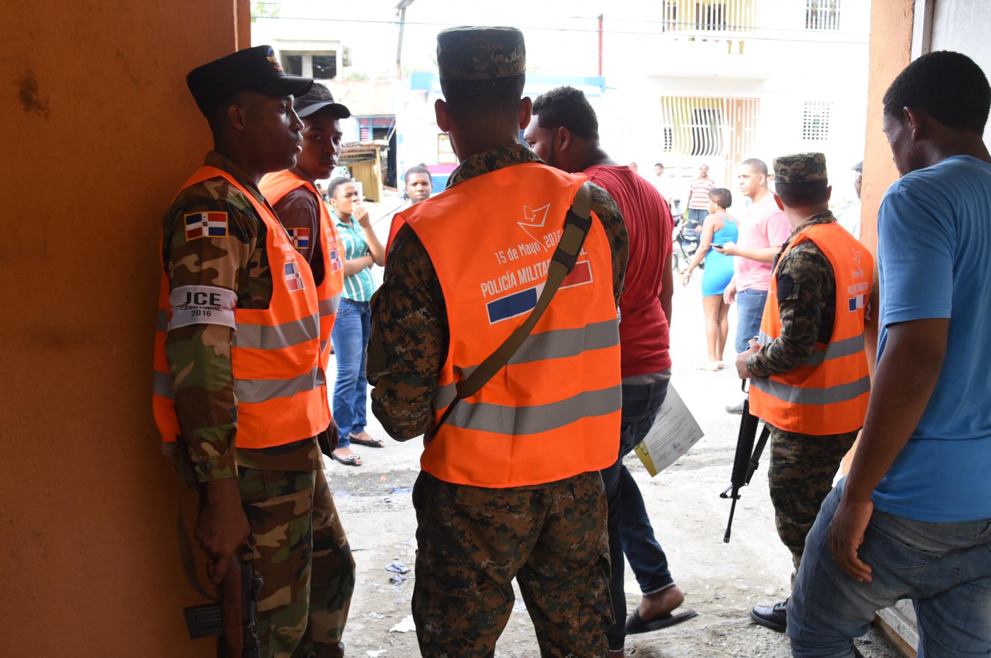 Policía Militar Electoral en el recinto