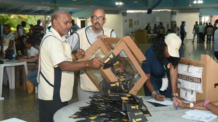 Azua empieza a contar los votos tras un proceso tranquilo, pero con inconvenientes técnicos Azua empieza a contar los votos tras un proceso tranquilo, pero con inconvenientes técnicos