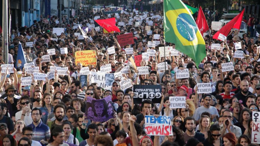 Miles de brasileños protestan contra el “golpe” y el nuevo gobierno de Temer Miles de brasileños protestan contra el “golpe” y el nuevo gobierno de Temer