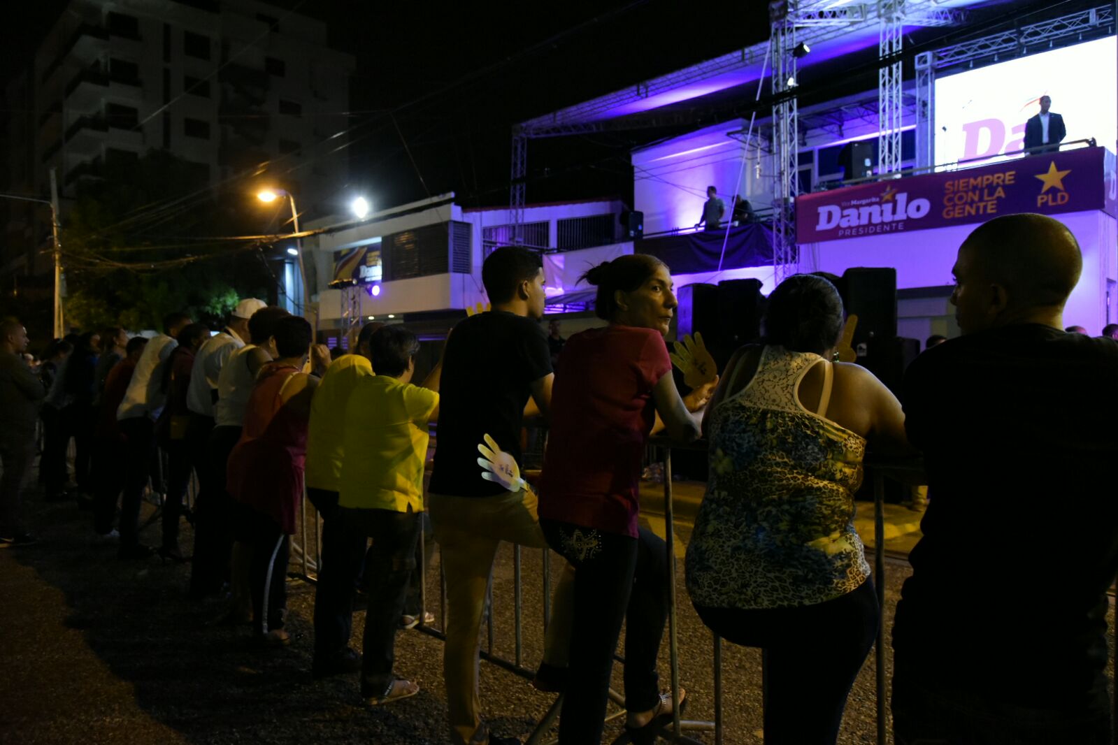 Peledeístas esperan resultados en el Comando de Campaña de Danilo Medina