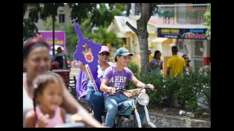 Militantes celebran victoria del PLD en Tamboril