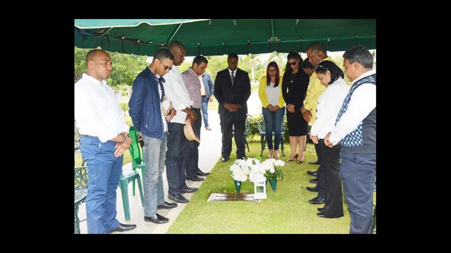 Martínez visita tumba de Juan de los Santos y le dedica su virtual triunfo en la alcaldía Martínez visita tumba de Juan de los Santos y le dedica su virtual triunfo en la alcaldía