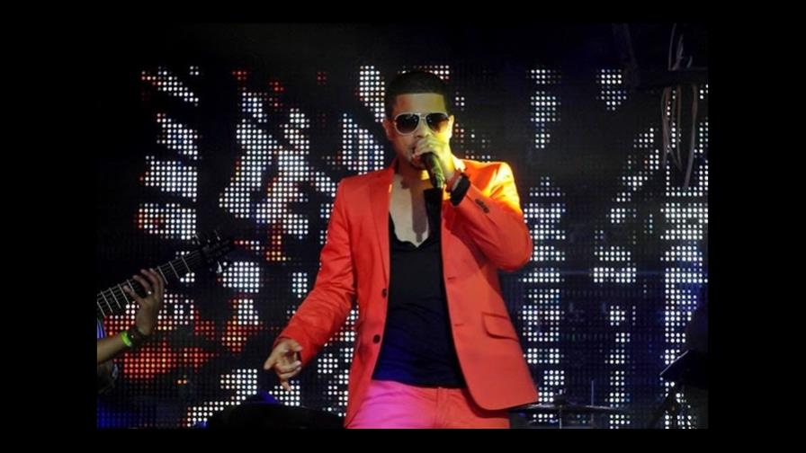 VÍDEO: Don Miguelo llora en el escenario tras enterarse por una fan del nacimiento de su hija 