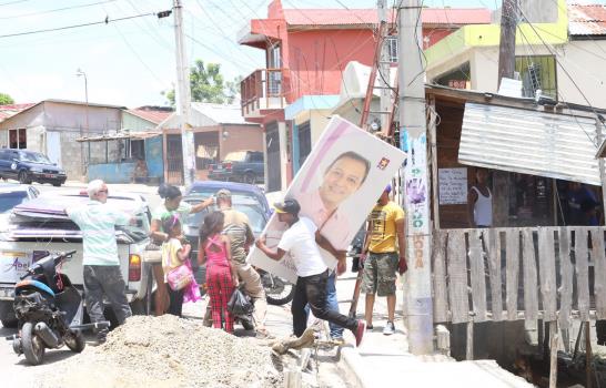 Abel Martínez inicia retiro de su propaganda política en Santiago