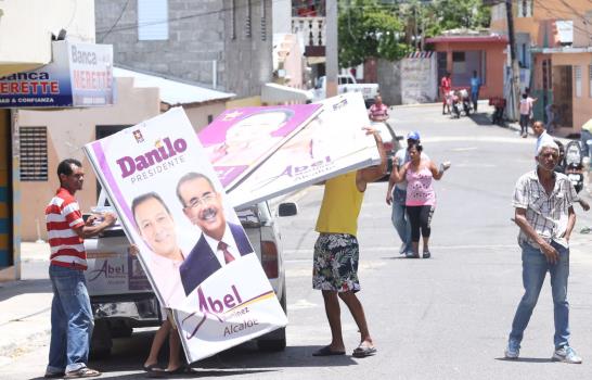 Abel Martínez inicia retiro de su propaganda política en Santiago