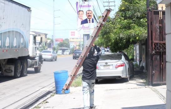 Abel Martínez inicia retiro de su propaganda política en Santiago