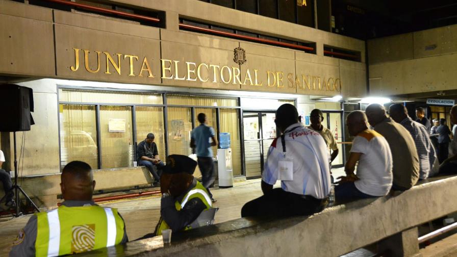 Desglose a nivel congresual por partidos en el cuarto boletín de la JCE