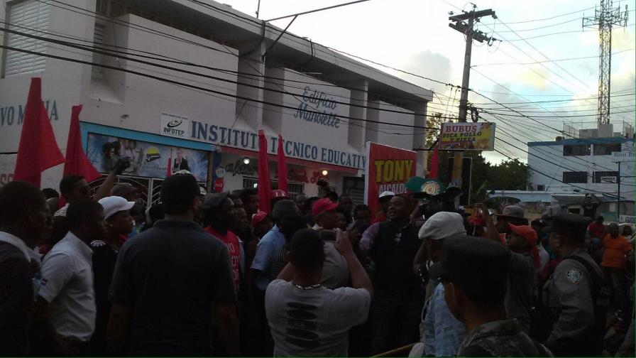 Protestas en La Romana por inconformidad con atraso en los boletines