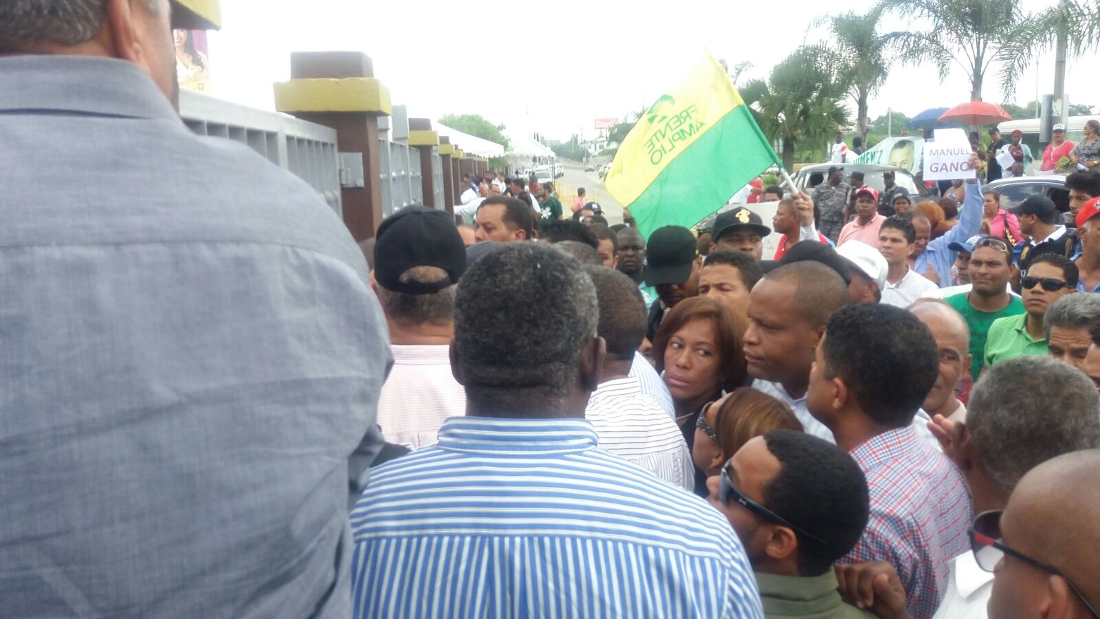 Seguidores de Manuel Jiménez lo acompañan en su visita a la Junta Electoral de Santo Domingo Este para demandar contar de nuevo los votos.