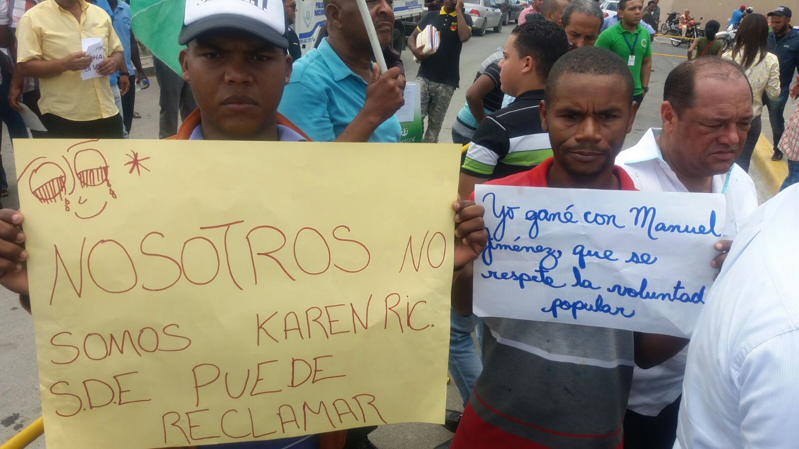 Seguidores de Manuel Jiménez lo acompañan en su visita a la Junta Electoral de Santo Domingo Este para demandar contar de nuevo los votos.