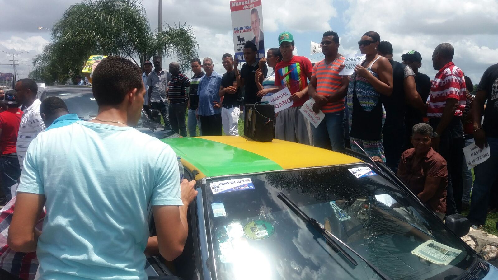 Seguidores de Manuel Jiménez lo acompañan en su visita a la Junta Electoral de Santo Domingo Este para demandar contar de nuevo los votos