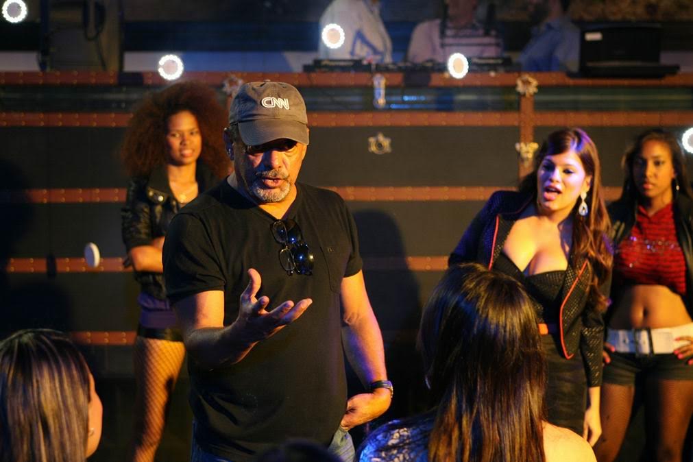 El director de la película se dirige a su equipo 