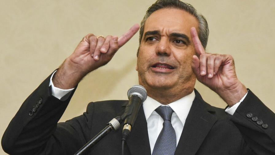 Luis Abinader le advierte a Danilo Medina que jugará su papel de opositor
Luis Abinader le advierte a DM que jugará su papel de opositor Luis Abinader le advierte a Danilo Medina que jugará su papel de opositor
Luis Abinader le advierte a DM que jugará su papel de opositor