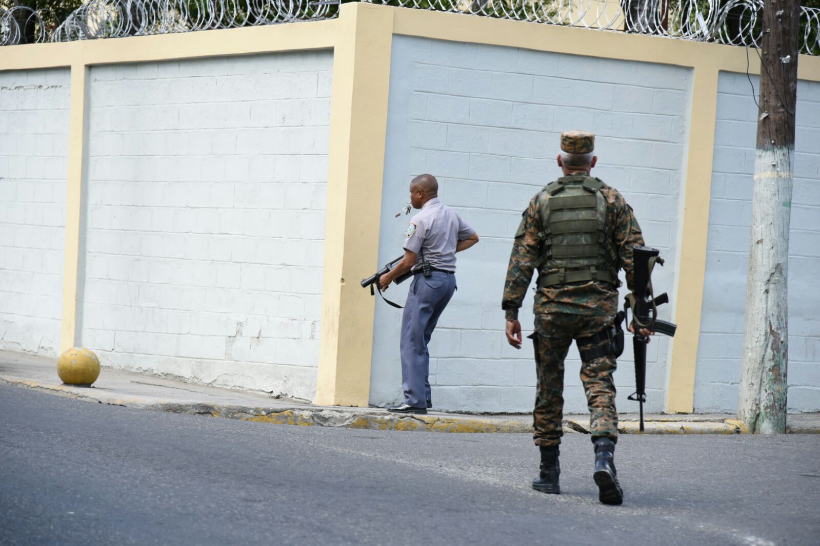Después de escucharse la segunda bomba, los policías se apresuraron a perseguir a los manifestantes, pero no apresaron a ninguno 