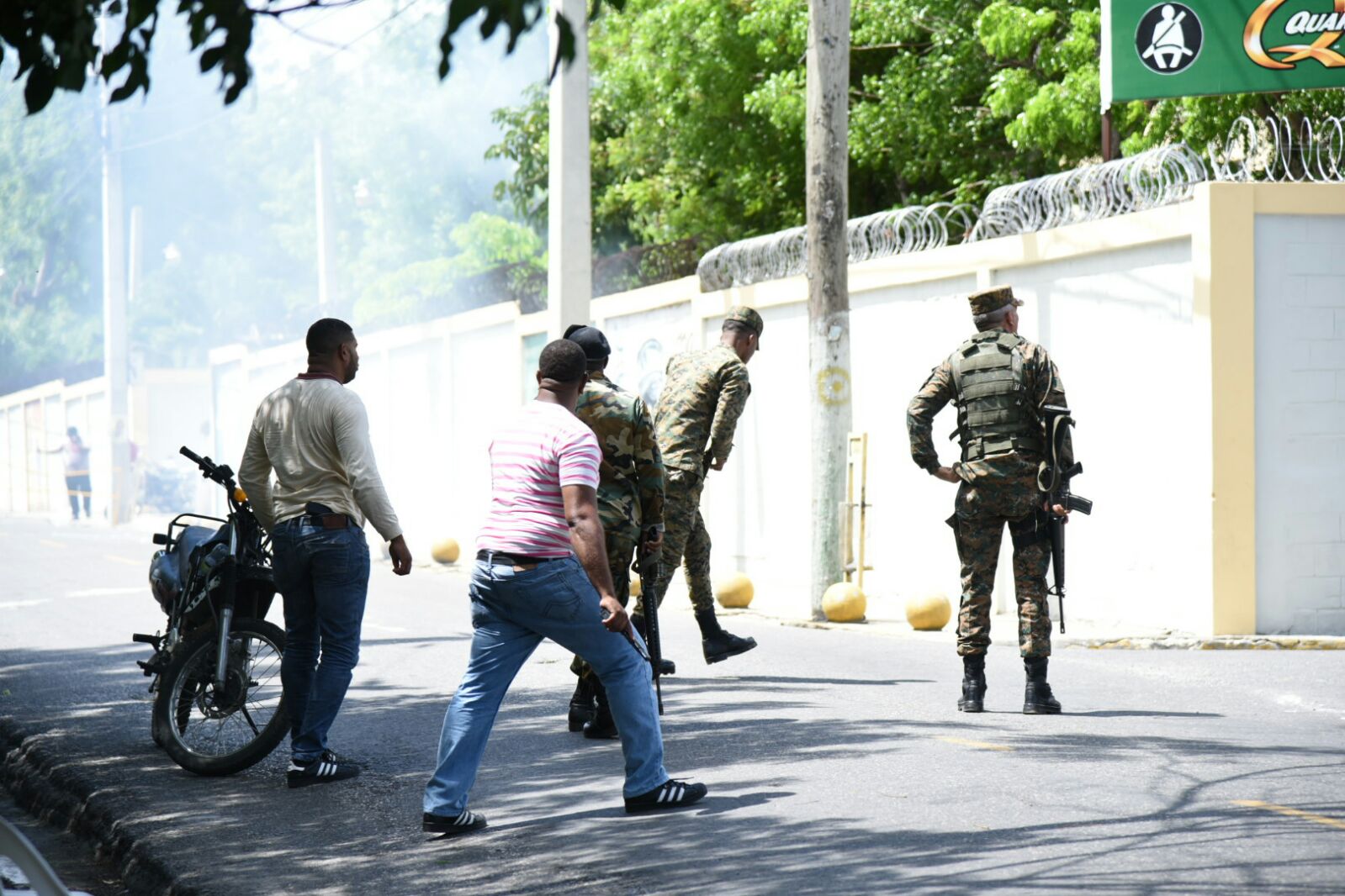 Los policías y guardias salieran disparados con armas tras escucharse la detonación de otro artefacto frente la Junta Municipal de Moca