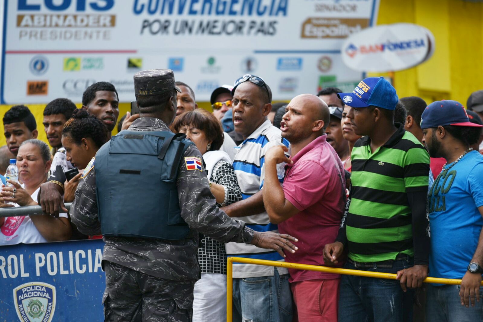 Las personas reclaman que se ofrezcan los resultados finales de las votaciones para la Alcaldía de Moca.