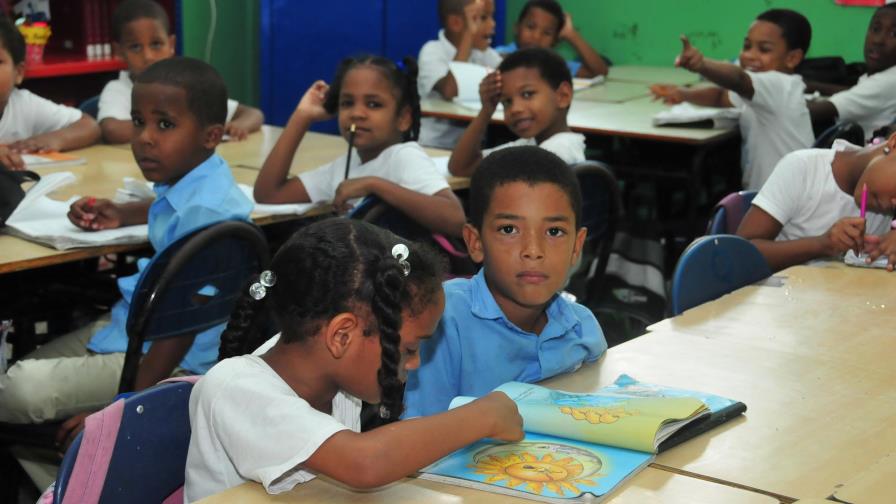 Estudiantes y profesores retornan a las escuelas