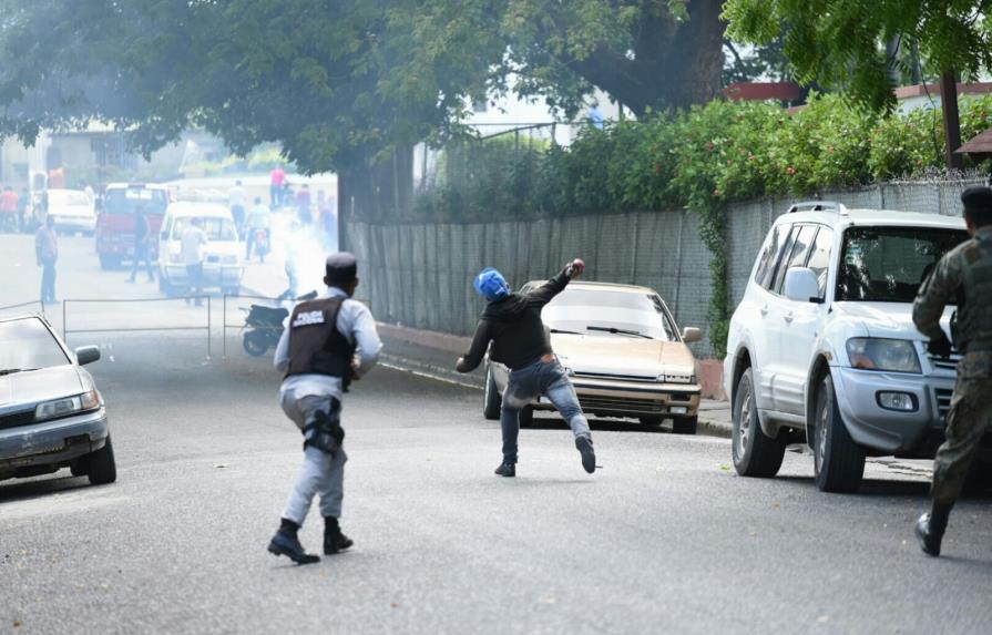 Continúan enfrentamientos en los alrededores de la Junta Municipal Electoral de Moca 