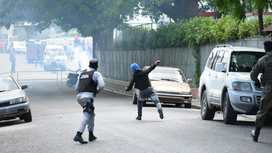 Continúan enfrentamientos en los alrededores de la Junta Municipal Electoral de Moca 