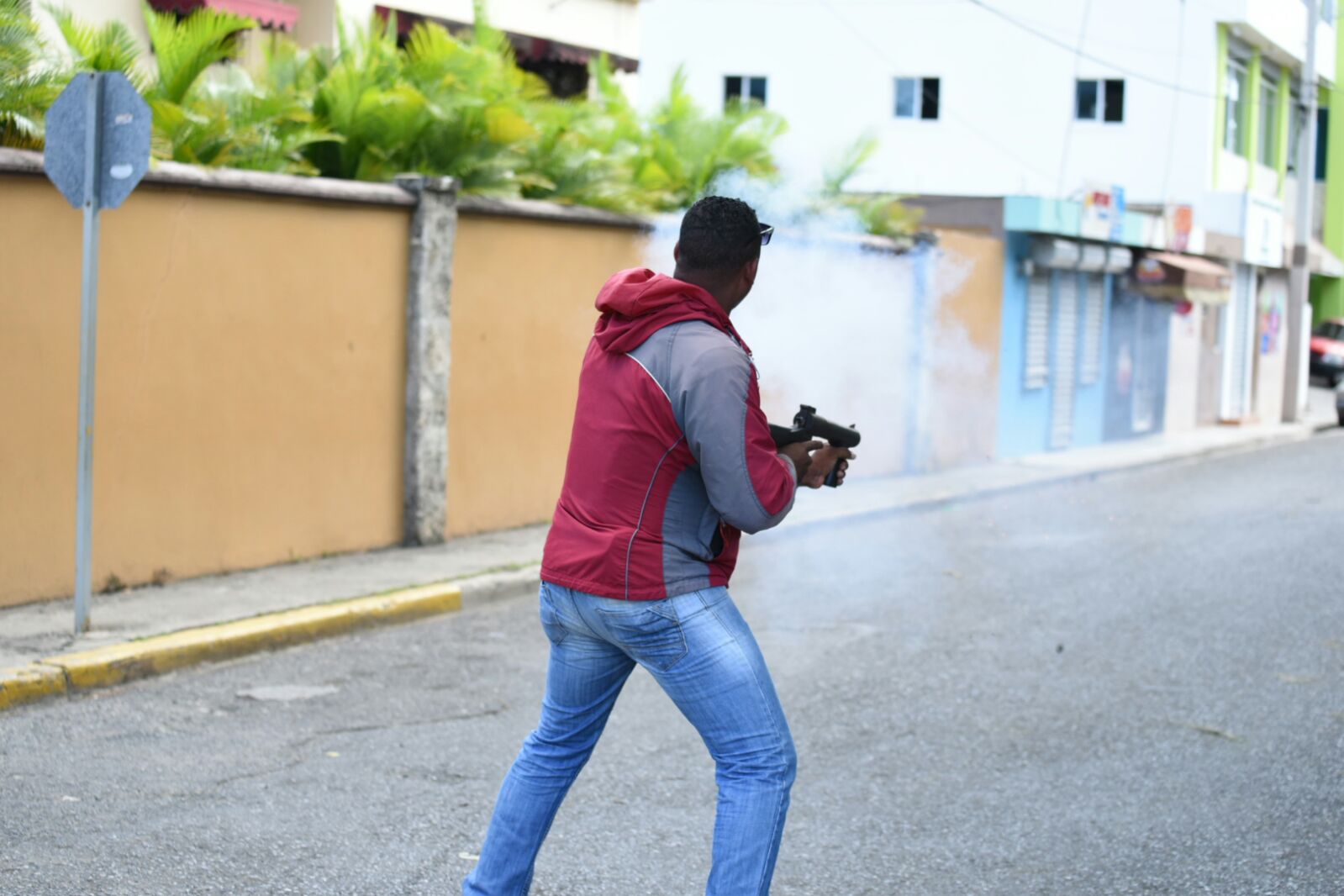 Enfrentamiento entre policías y civiles la tarde de este martes en Moca, provincia Espaillat. 