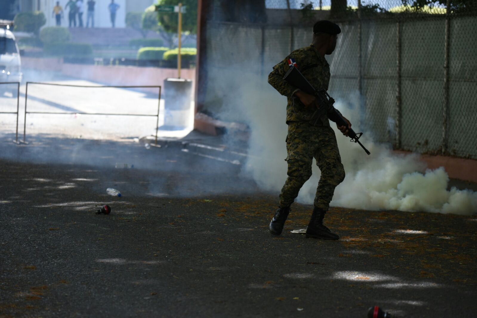 Enfrentamiento entre policías y civiles la tarde de este martes en Moca, provincia Espaillat. 
